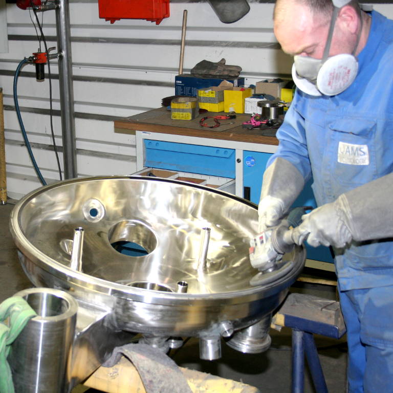 Mitarbeiter an Handschleifmaschine