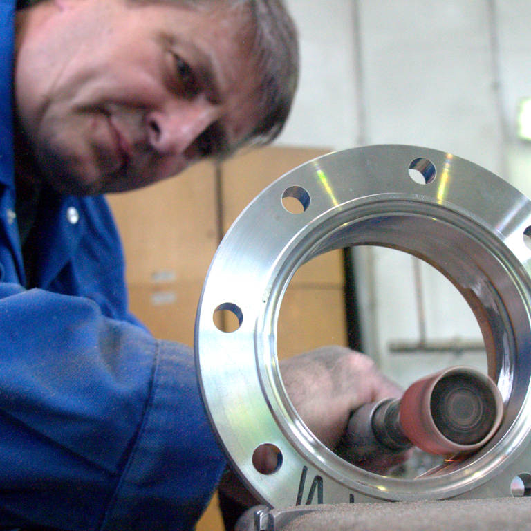 Mitarbeiter an Handschleifmaschine
