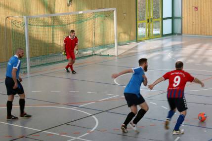 Fußballmannschaft der AMS spielt in neuen Trikots auf 